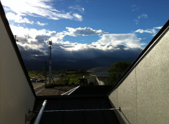 バルコニーから見える空は、しばしばびっくりするくらい生命力にあふれる風景を見せてくれます。