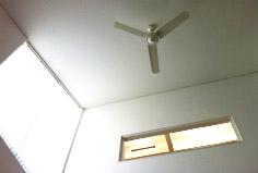 高いリビングの天井。それゆえエアコンが効きにくいというデメリットもあります。