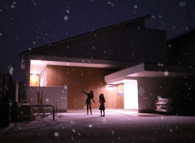 引っ越して初めて雪が降りました。記念撮影を。