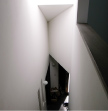 シャープな陰影の階段ホール